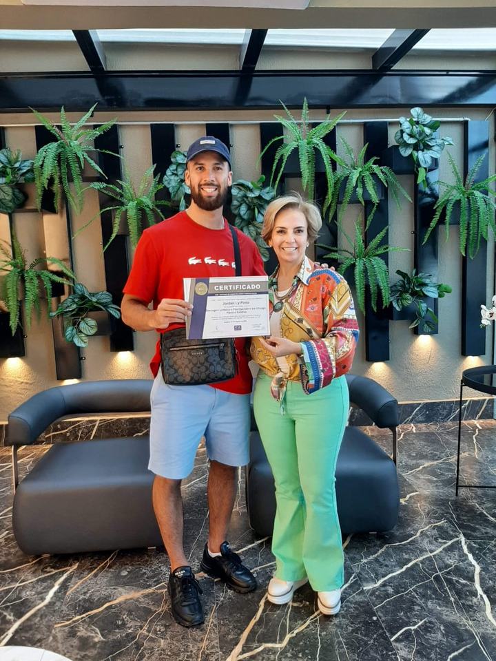 Jordan Ly Pinto et Ivana Marcos à l'Instituto IESE, Goiânia, certificat de drainage lymphatique post-opératoire en main